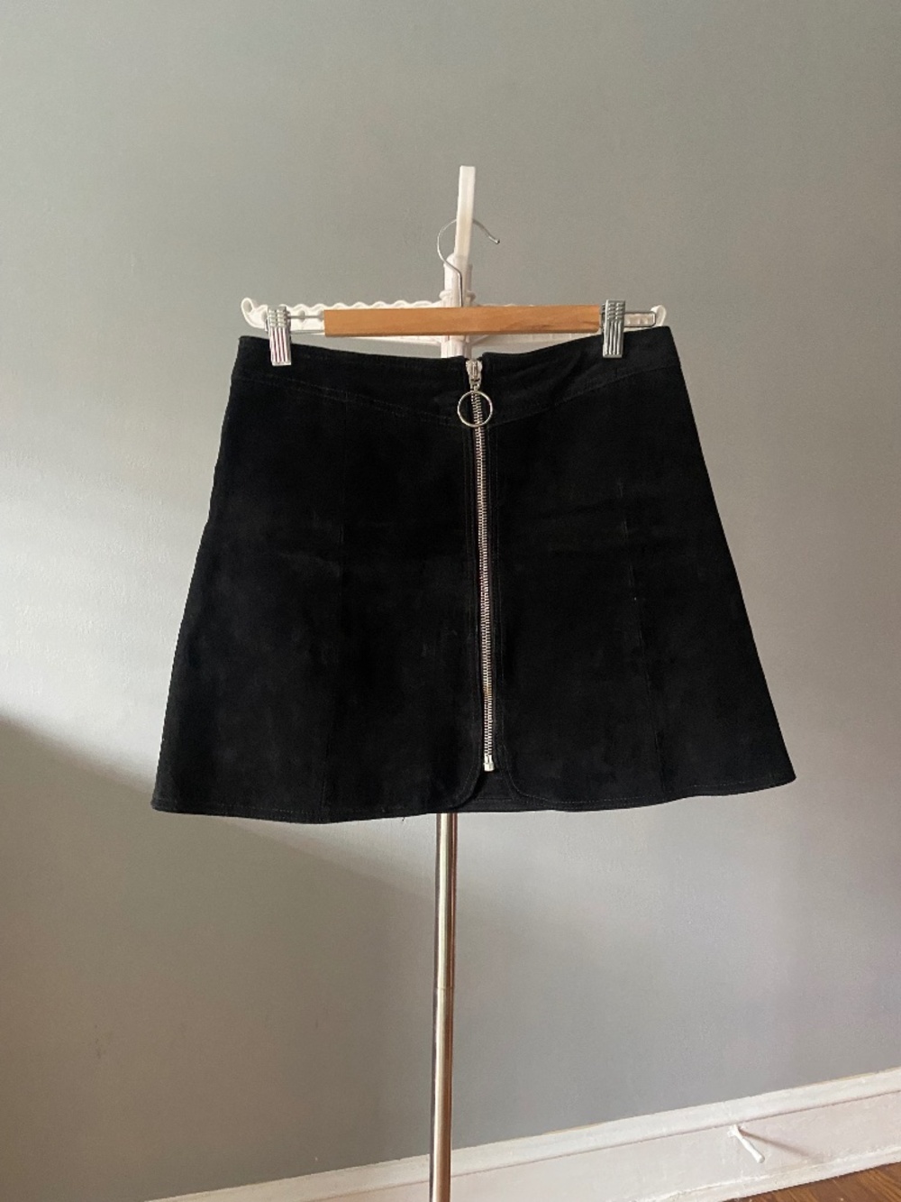 ZARA Woman Black Mini Skirt with Front Zipper – Size M